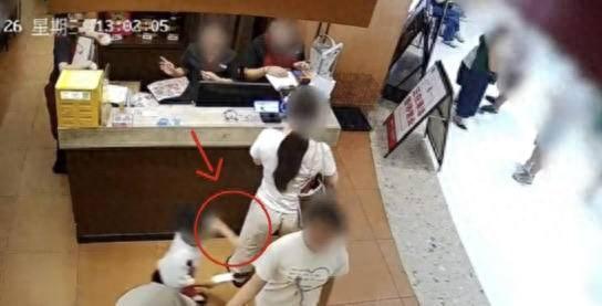 4岁孩子被起诉，听着离谱，但它就发生在长沙一家餐厅里。
 
餐厅过道上，4岁小孩