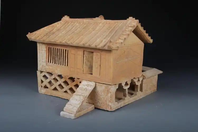 汉代房屋装修形成了分层递进的墙面处理体系，以草泥打底找平、白灰面罩面提亮、彩绘装