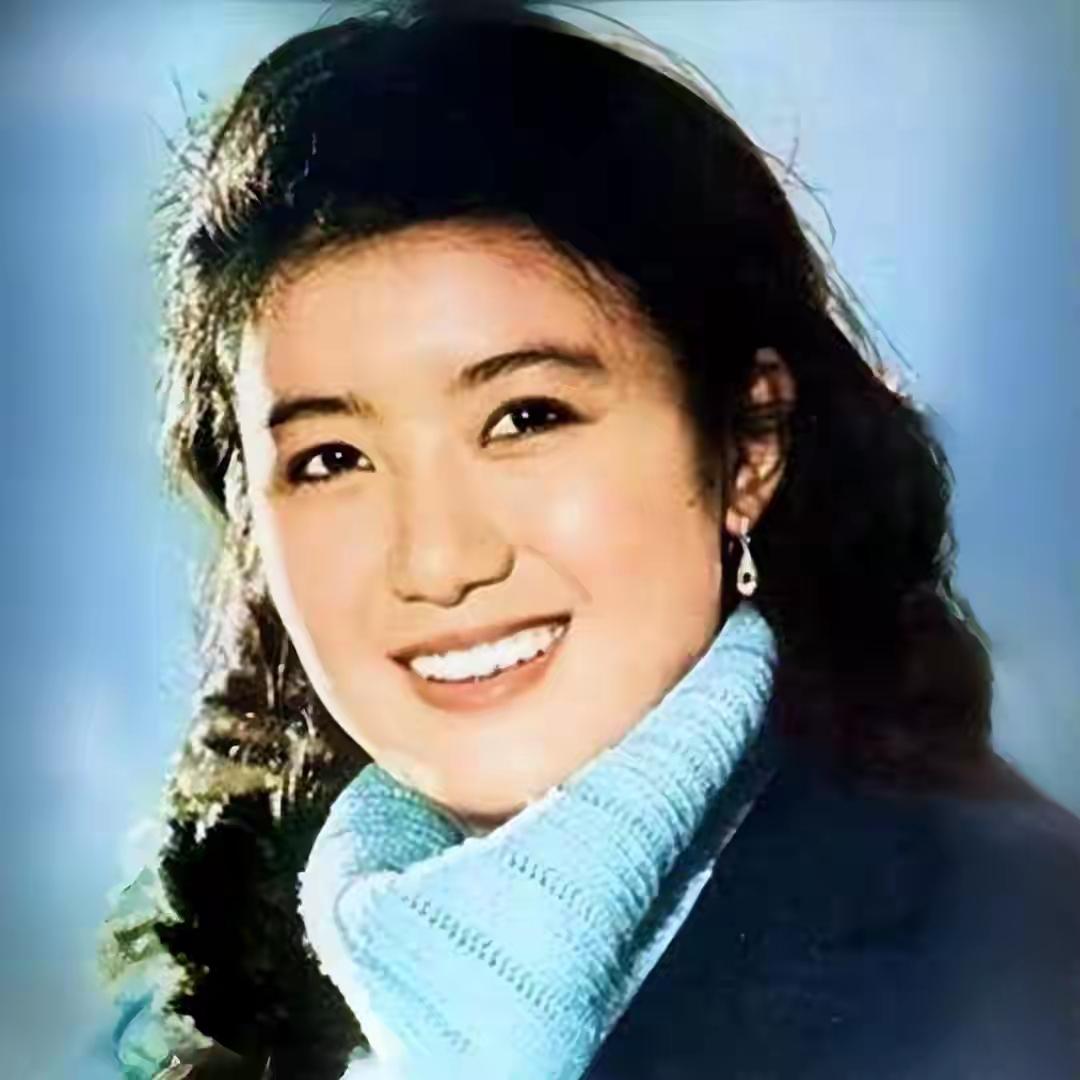 没有整容和美颜，当年的女演员有多惊艳。
 
八十年代的银幕女神，自带干净质朴的气