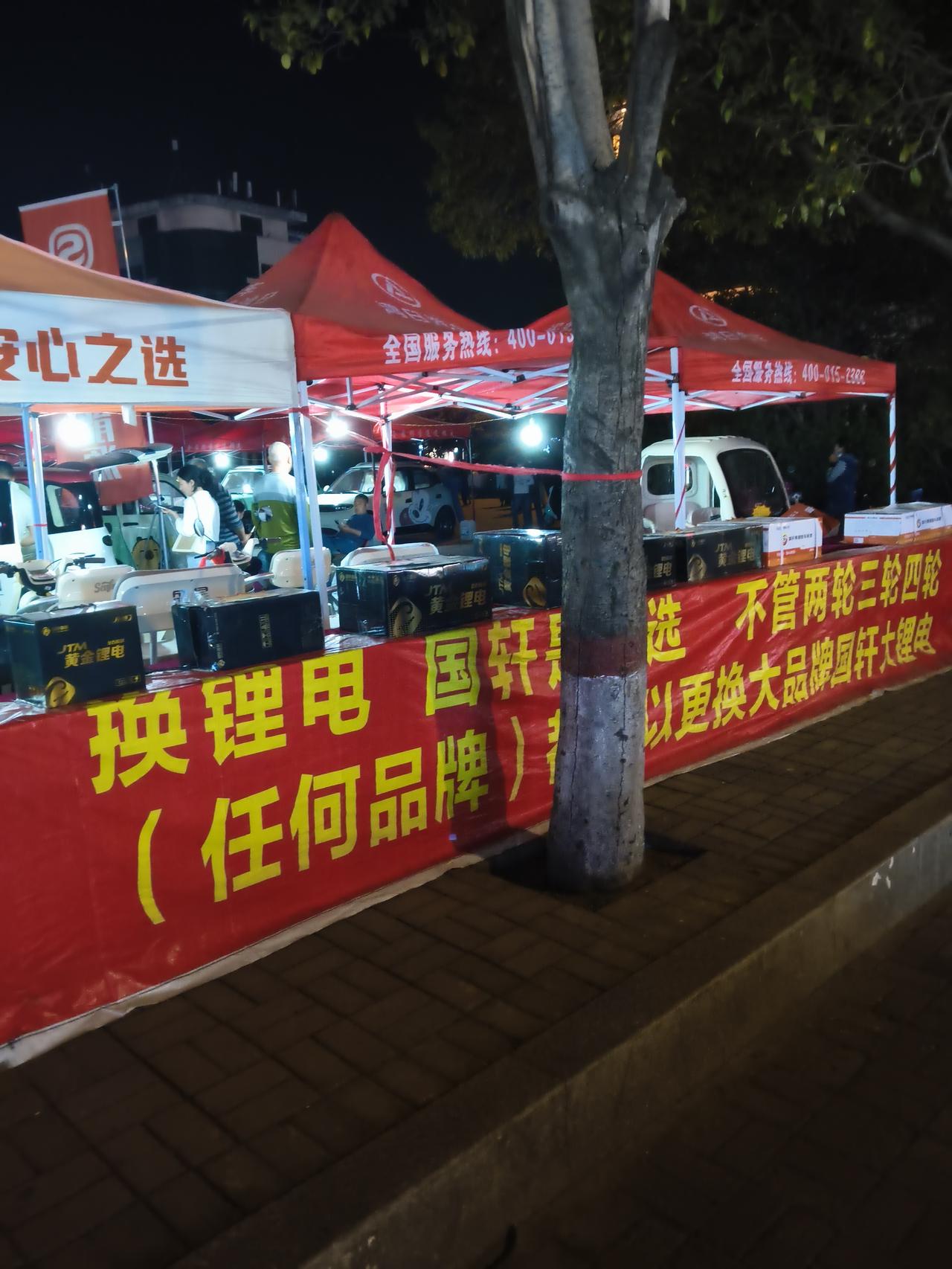 这不仅仅是一个卖场，更是一个城市夜晚的缩影。它见证了都市人的奔波与需求，也承载着