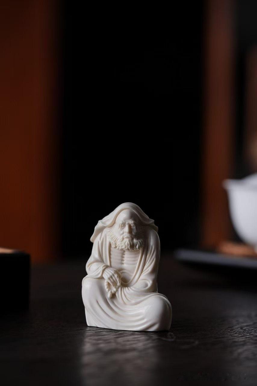 方寸虽小，神韵自成。

猛犸温润如玉，达摩双目微阖，长髯垂胸，神情沉静而坚定。没