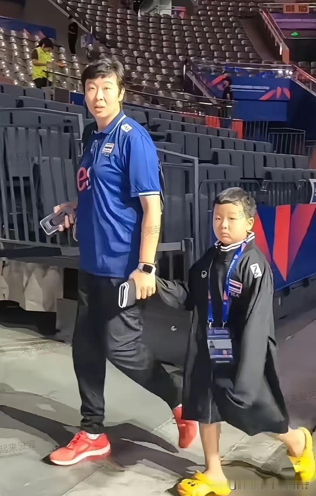 这是2026年女排亚锦赛举办期间，冯坤带着儿子现身天津的一张留影。
冯坤2018