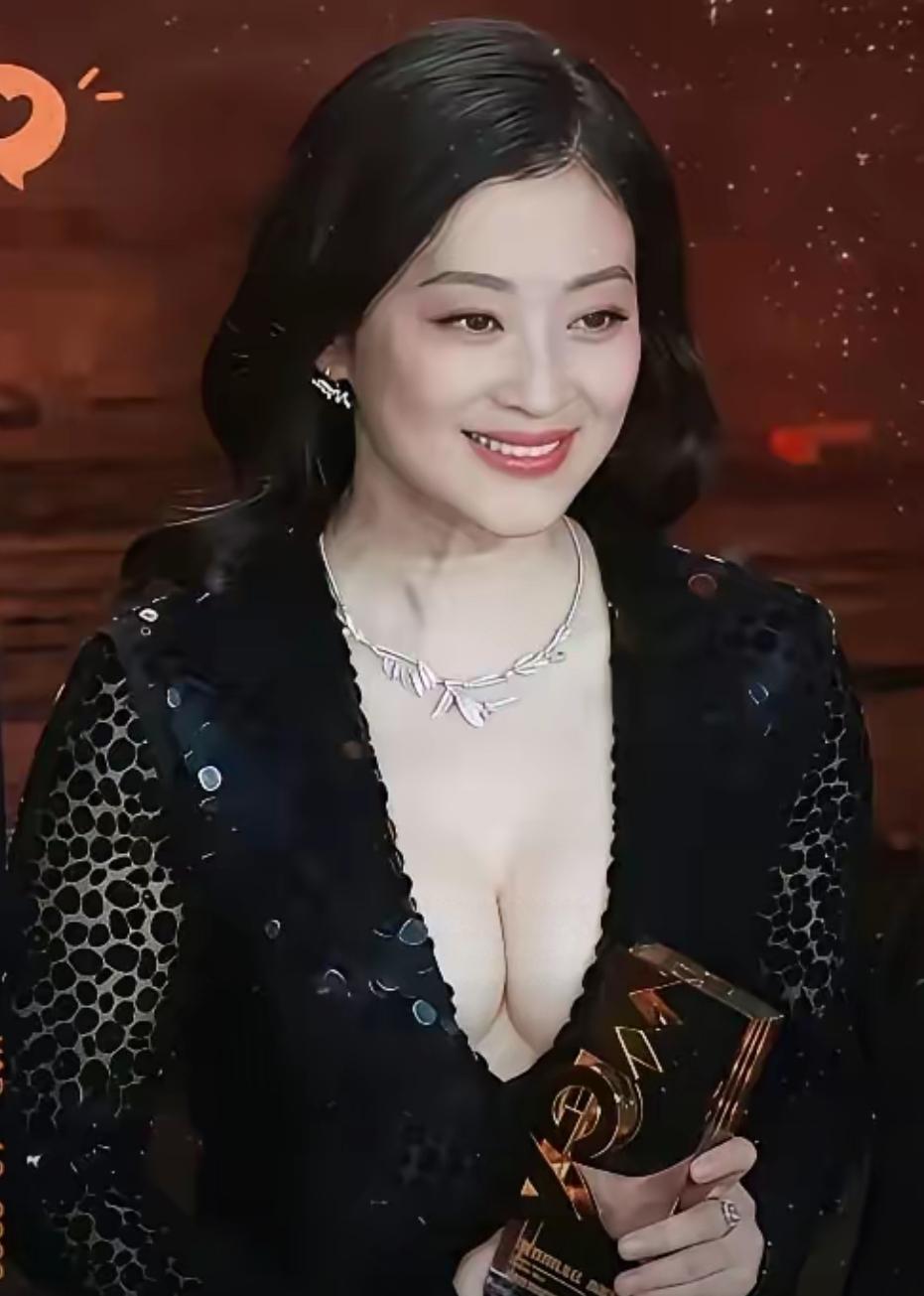 梅婷，国内知名演员，今年51岁。

我不是追星族，在女演员中，梅婷还是我比较喜欢