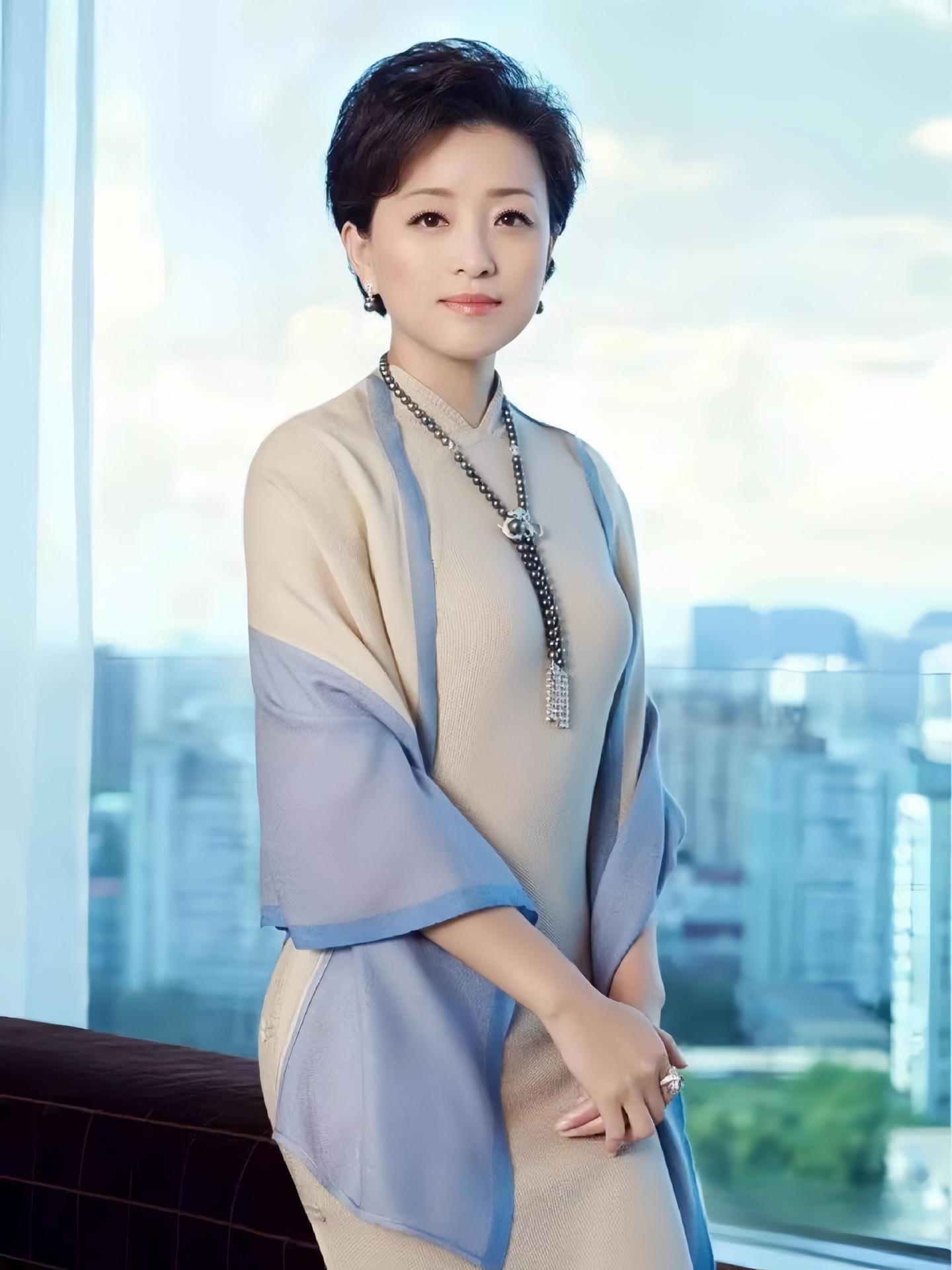 杨澜说：婚姻可以图男人有钱、有权、有潜力，千万别只图他对你好。有钱，他...