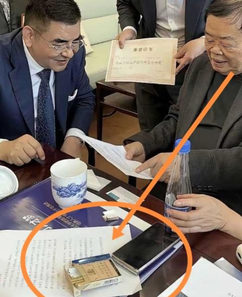 真没想到，曹德旺一包烟顶普通人一天的工资，手机价格更是昂贵！

网上那张曹德旺办