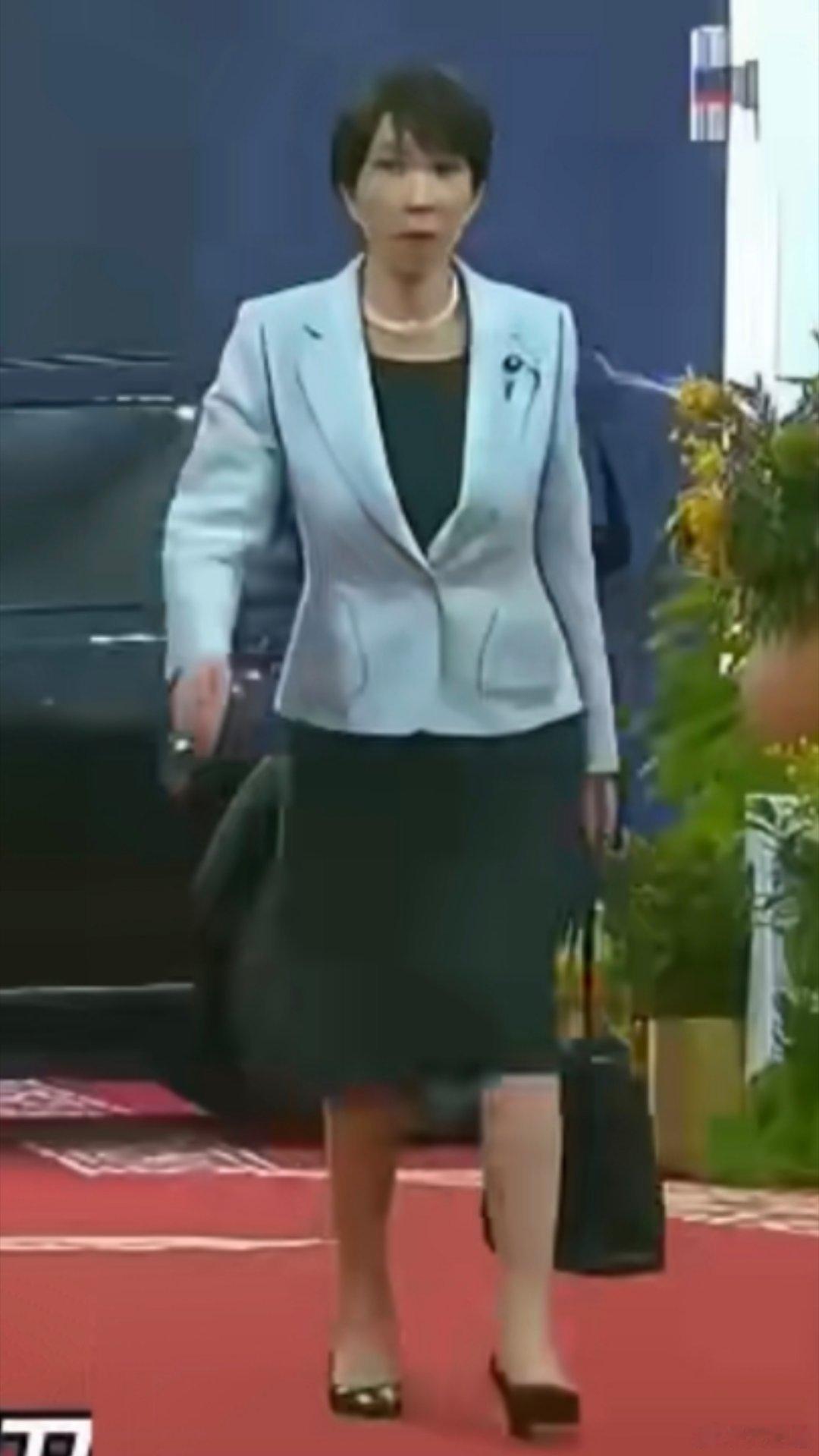 我不知道为什么看到她这个样子，再想到现在的日本。真感觉日本这个国家要被她毁了。 