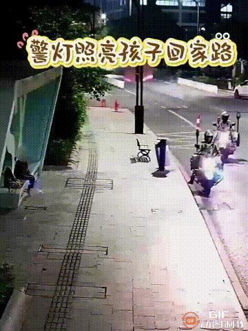 广东珠海一个女孩放学后独自坐公交车回家，谁料她下错了站却不知道，一个人在公交站等