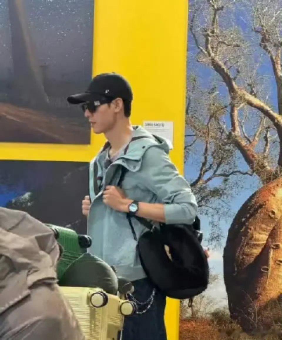 龚俊和花少7姐姐们到达埃及了！个子高长得帅就是好，人群里一眼都能找到这个大帅哥[