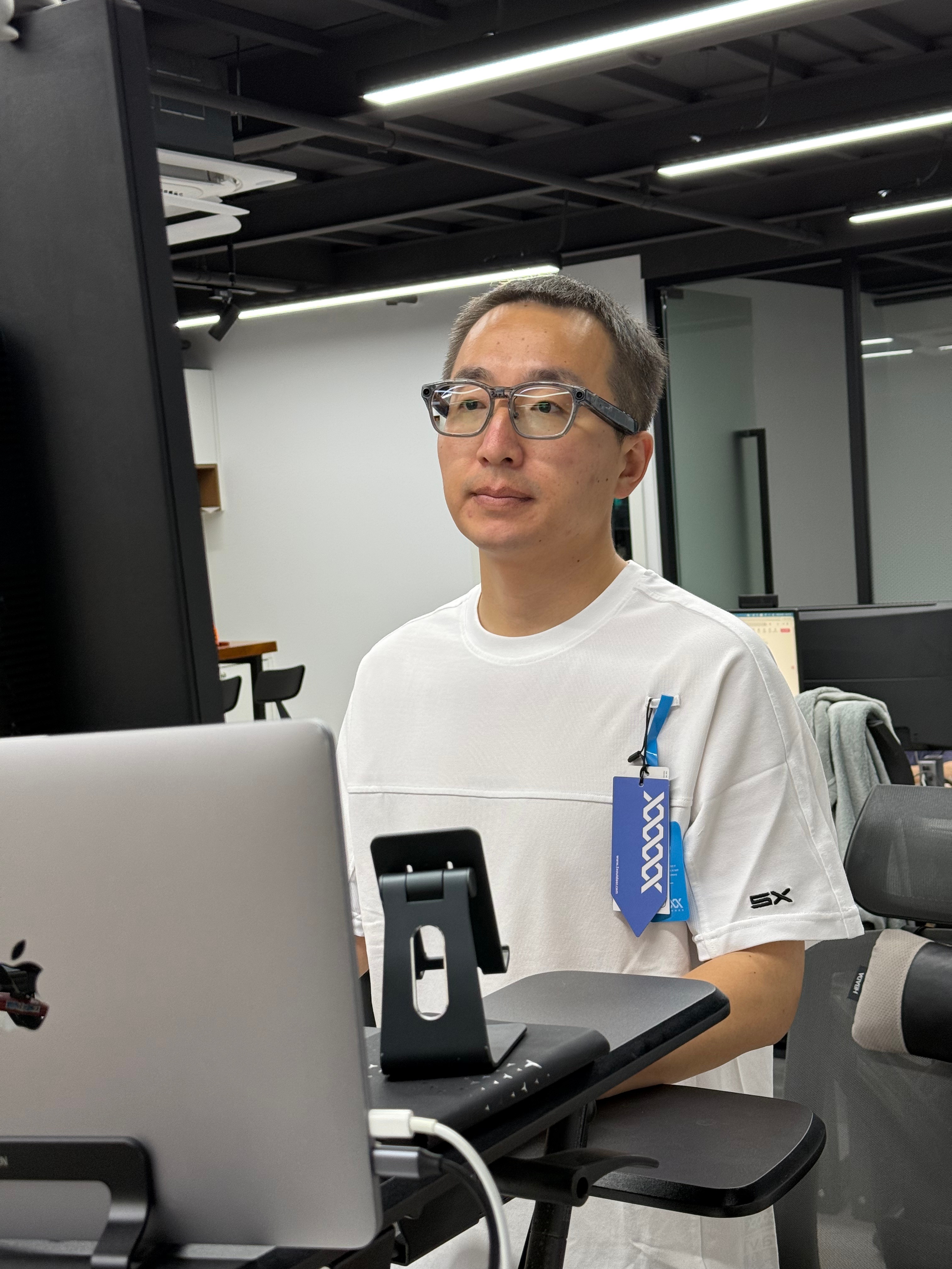 韩哥的 5X 户外速干 T 恤到了，穿上感觉透气性贼好，非常适合下班去运动或者周