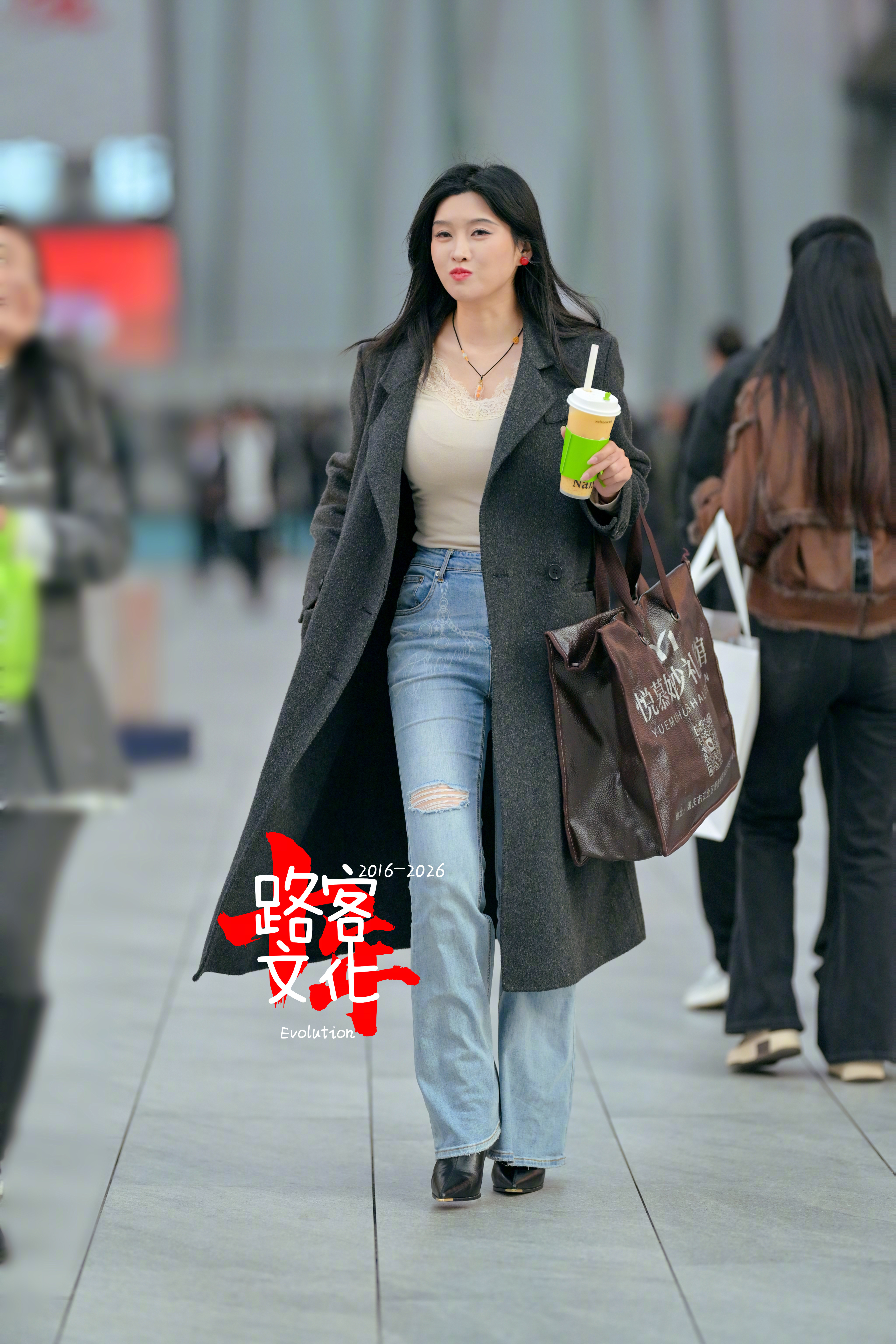 小姐姐貌似心情不错的样子 