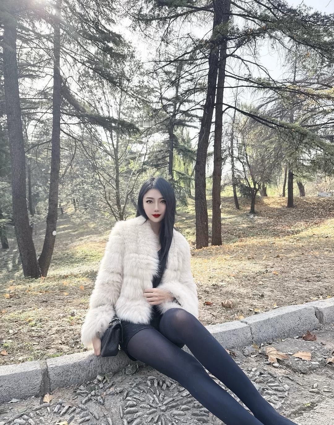 秋日森林中的时尚少女，皮草外套与黑丝袜的完美搭配，尽显优雅与神秘。
