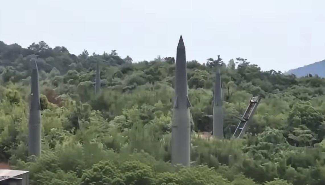东风17四弹齐射！有关国家若敢开火，第一次发射即是最后一次。美日菲想用“导弹链”