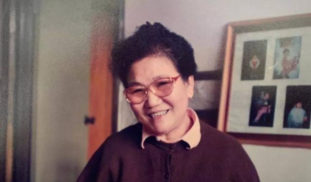 2000年，老戏骨赵丽蓉在家里穿好了寿衣，立下遗嘱，就在她人生弥留之际，她这样说