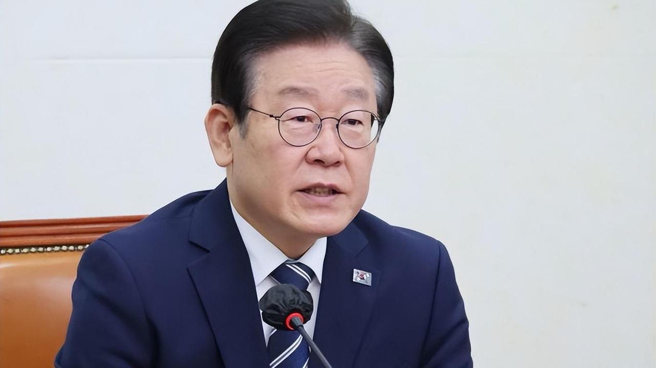 李在明：韩国必须收回战时作战指挥权。
10月19日，韩国总统李在明在记者座谈会上