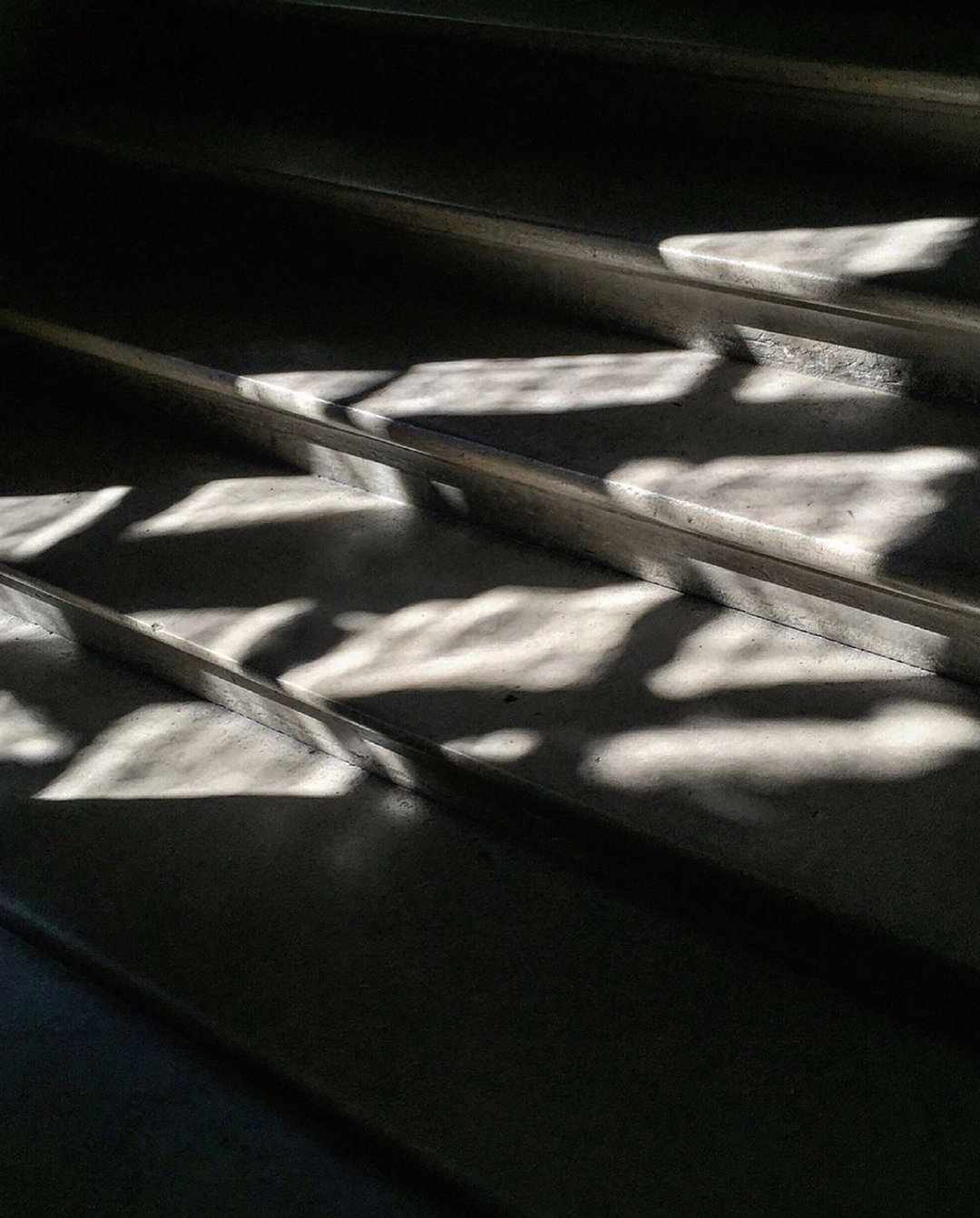 无论你如何努力，也会有人因为你的不足而离开你。不用怪人家太功利，只能怪自己没有足