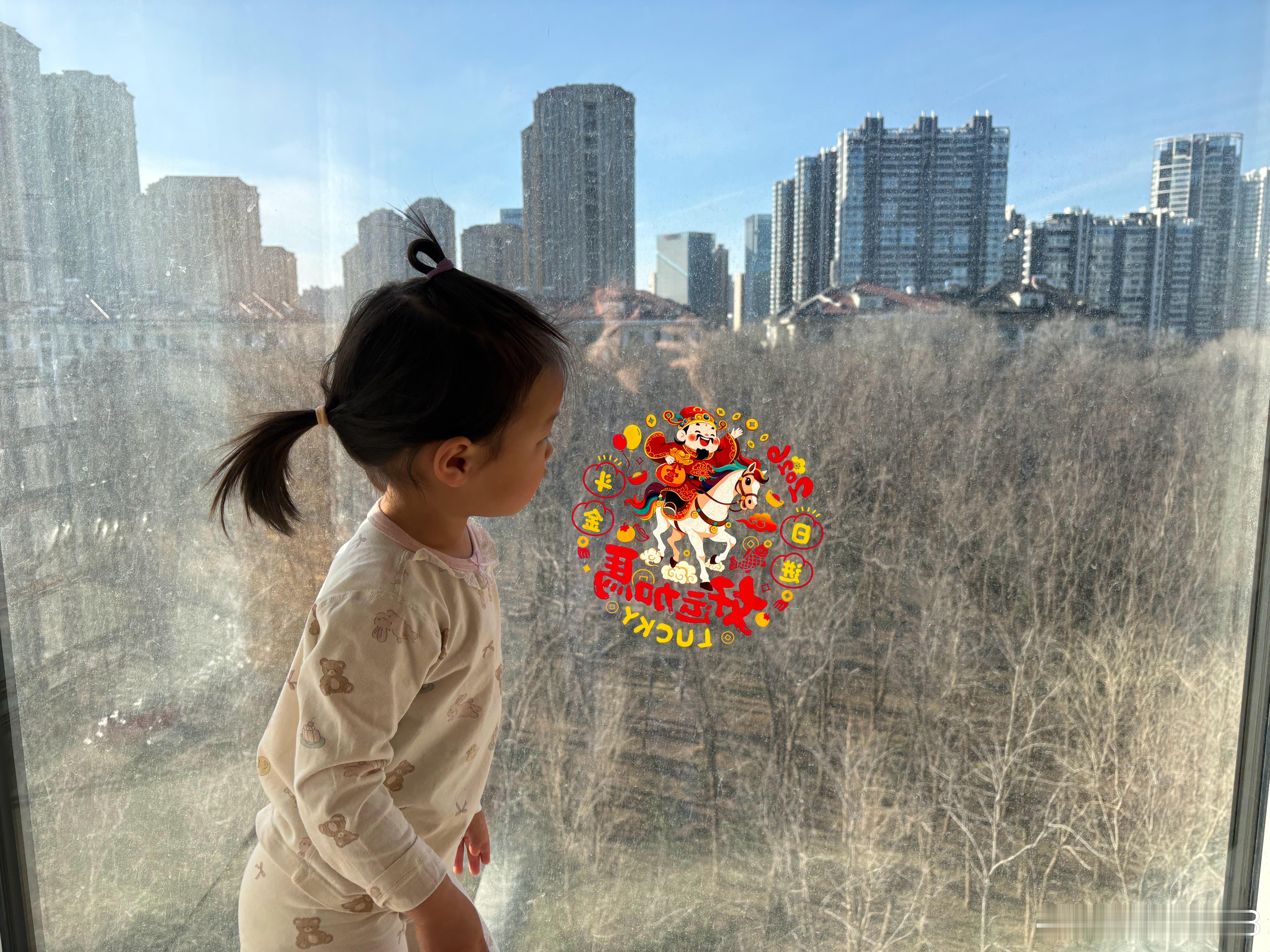 她问我：除夕是什么？其实我也不知道，总感觉“夕”就是从前，以前，过去。除夕的意思