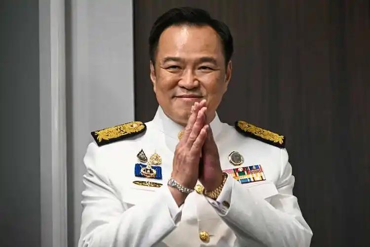 泰国人现在估计后悔把选票投给阿努廷了吧？阿努廷从担任泰国副总理兼内政部长到看守总
