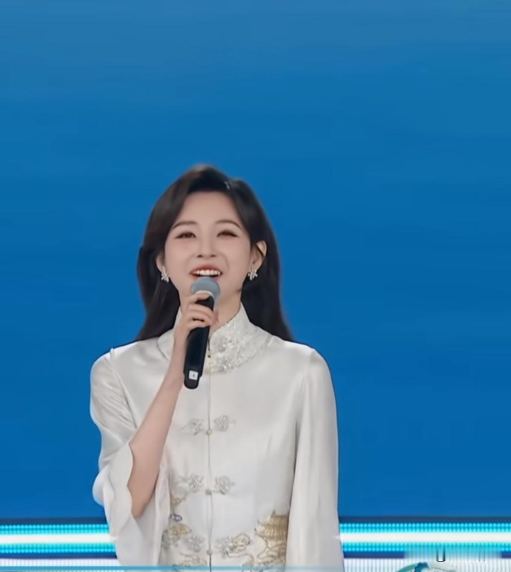 央视主持人马凡舒一身新中式风礼服，实在是太美了

穿中式风礼服的她整个人看起来熠
