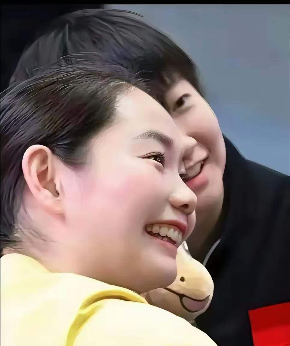 颁奖结束，莎莎回酒店啦！
     佳佳背着莎莎的包，手拎着袋子，走在莎莎后面。