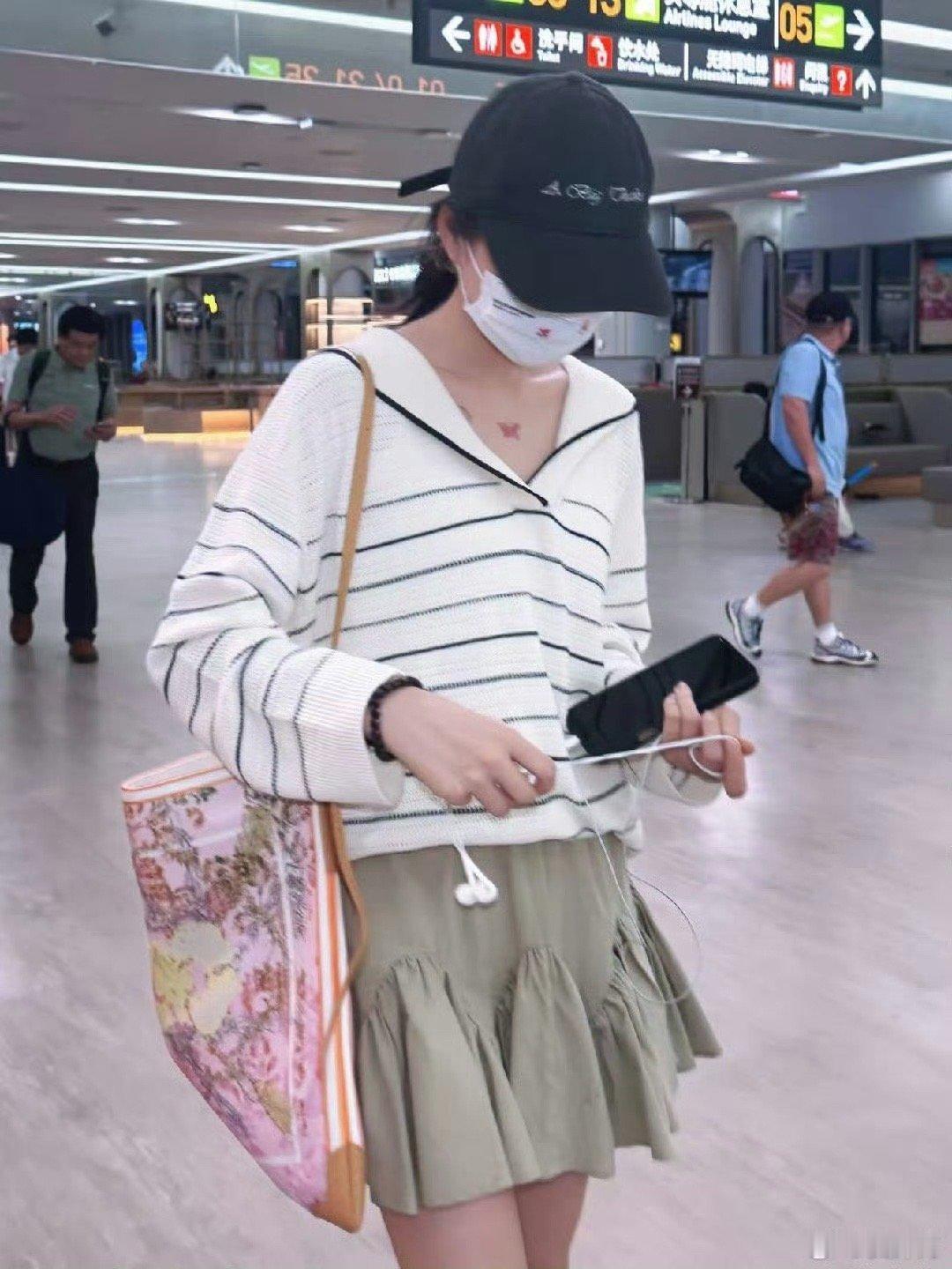 任敏进组新电影任敏进组女字旁任敏电影《女字旁》进组路透～私服满是漫画感，期待新电
