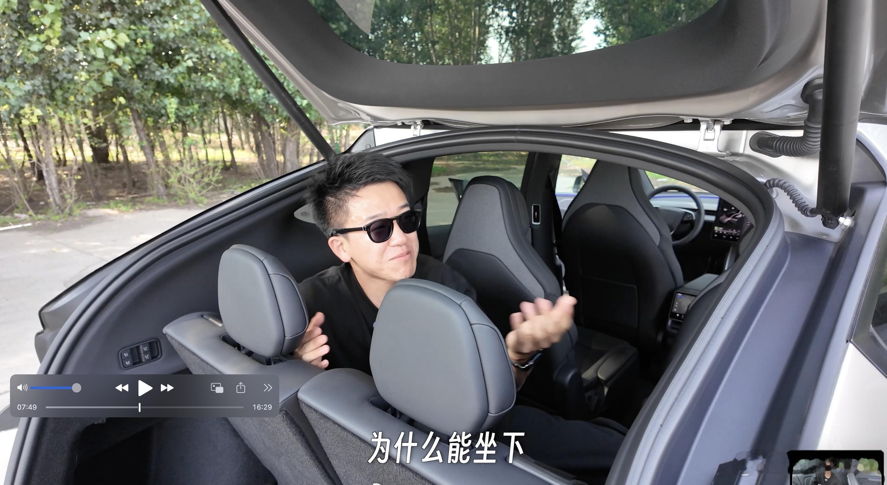 看到这图我突然想到，会不会有人模仿图2这个香港电影经典跳进车的动作，来一个从后备