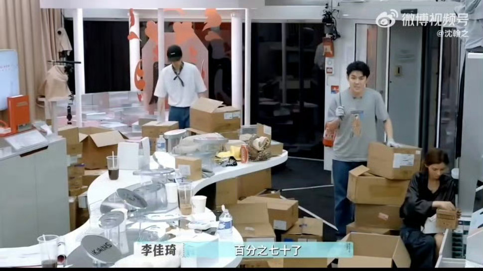 工资基础工作量不基础别人巴黎赶时装周潇洒，《巴黎合伙人》嘉宾全加班。基础工资豪华