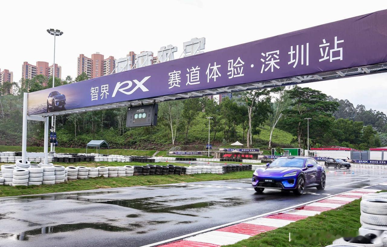 智界 RX 展车到店，第一时间来报到！坐进座舱，空间开阔舒适，座椅包裹到位，内饰