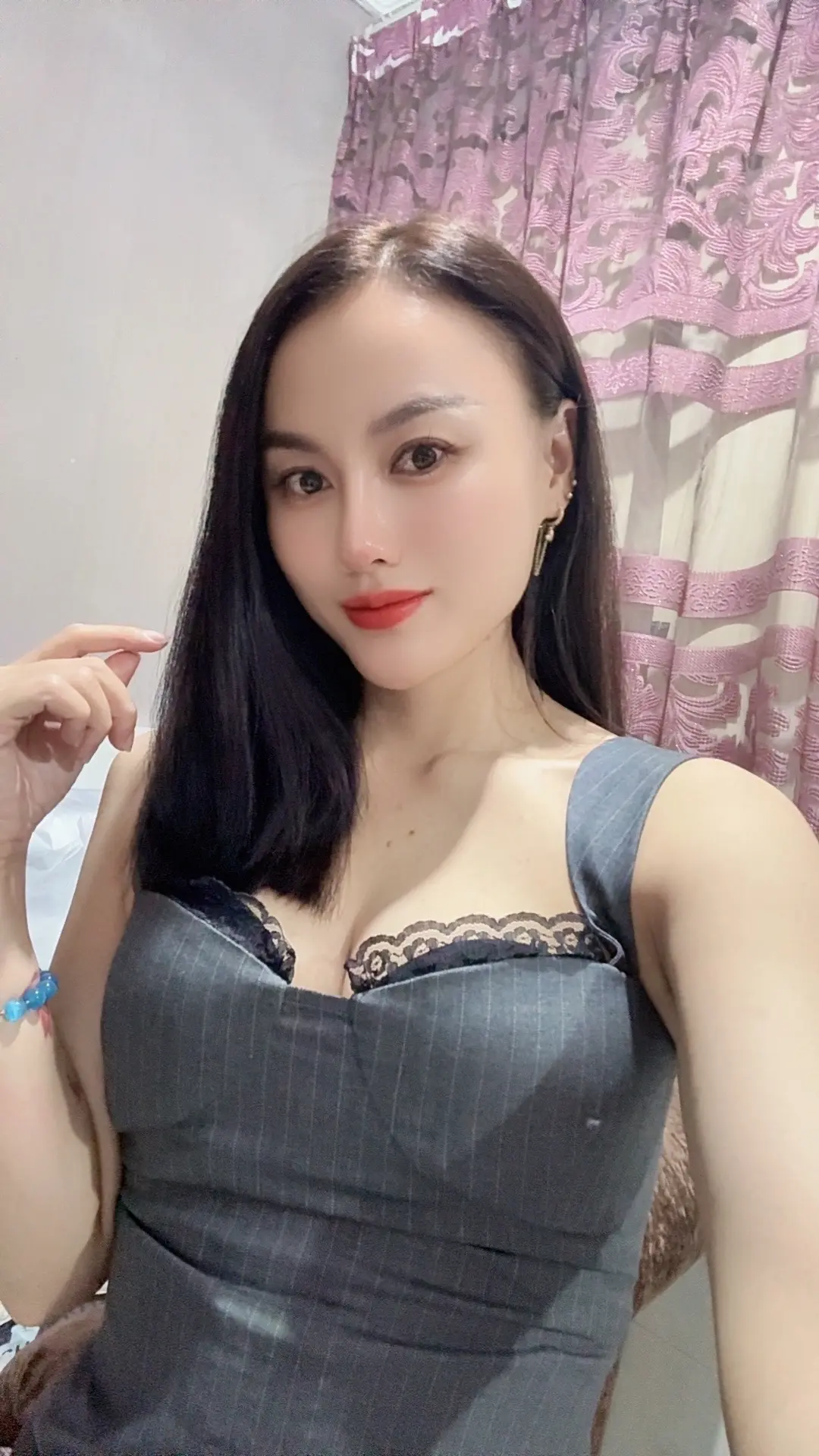 靠自己的确能带来精彩人生，但过程中往往伴随着心酸与孤独。这种独立背后隐...