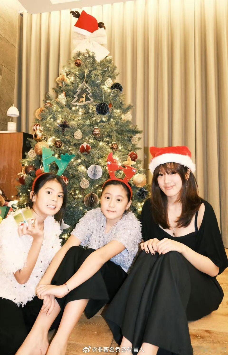 贾静雯修杰楷一家五口过圣诞看起来好幸福的家庭氛围 