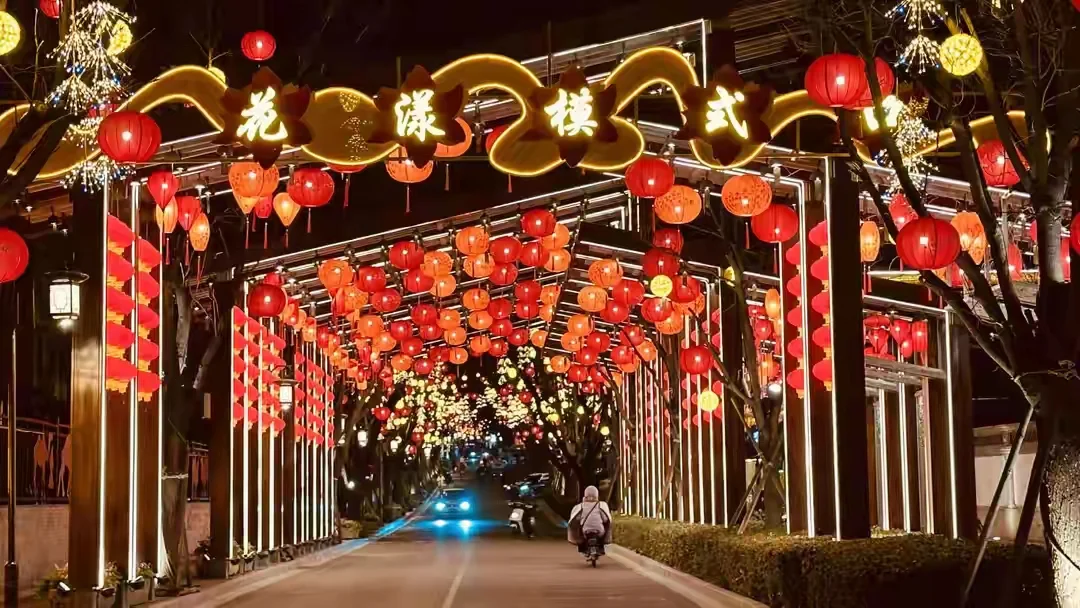 在冬日的北京，年味是一道亮丽的风景线。从胡同深处到繁华街市，从皇家园林...