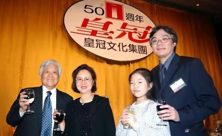 如果我说琼瑶单纯，也许会被很多人狂喷：一个破坏别人家庭的三，谈何单纯？
 
你且