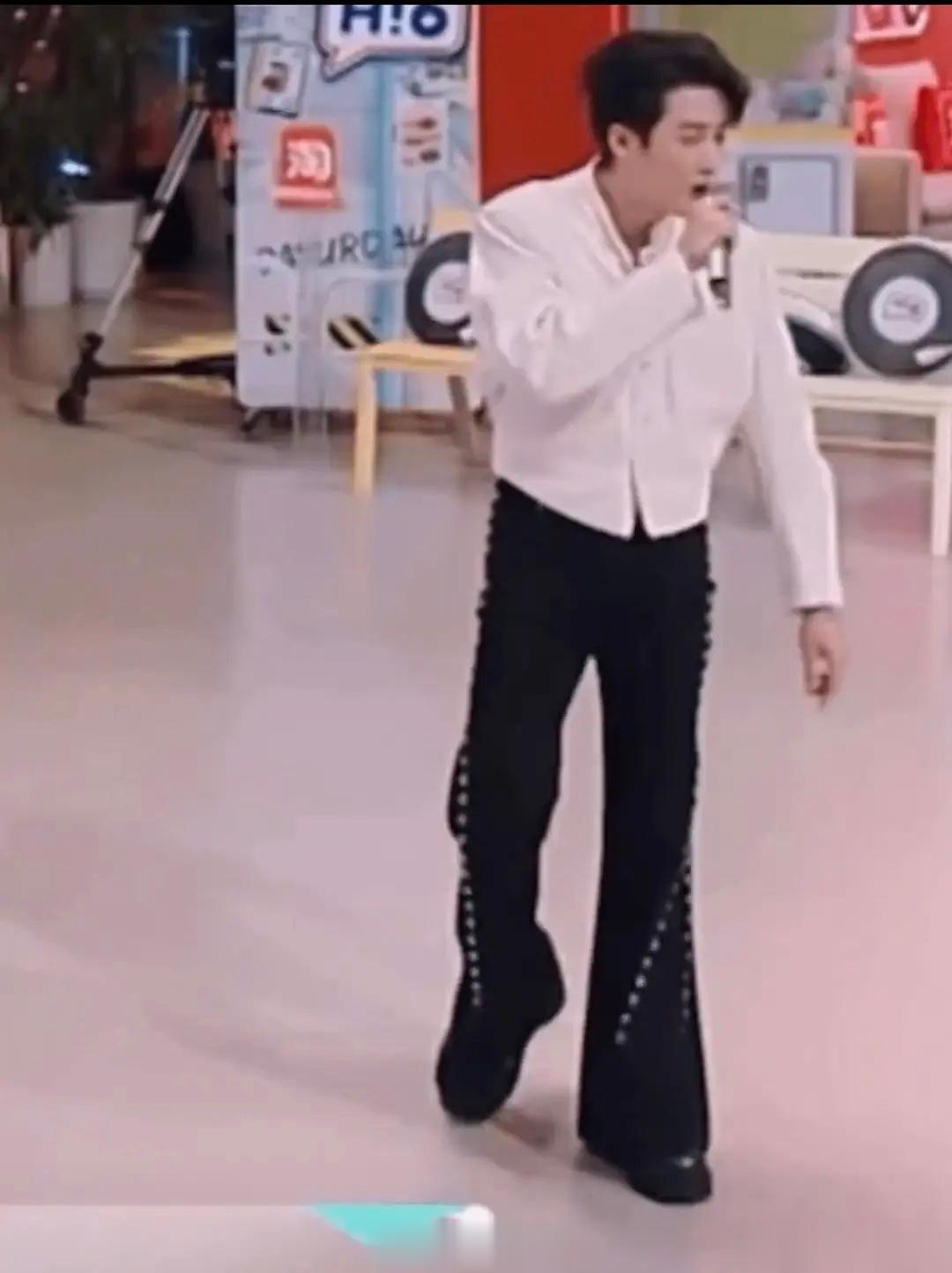 #好六街男团鞋底厚度#邓为穿这么厚？ ​​​