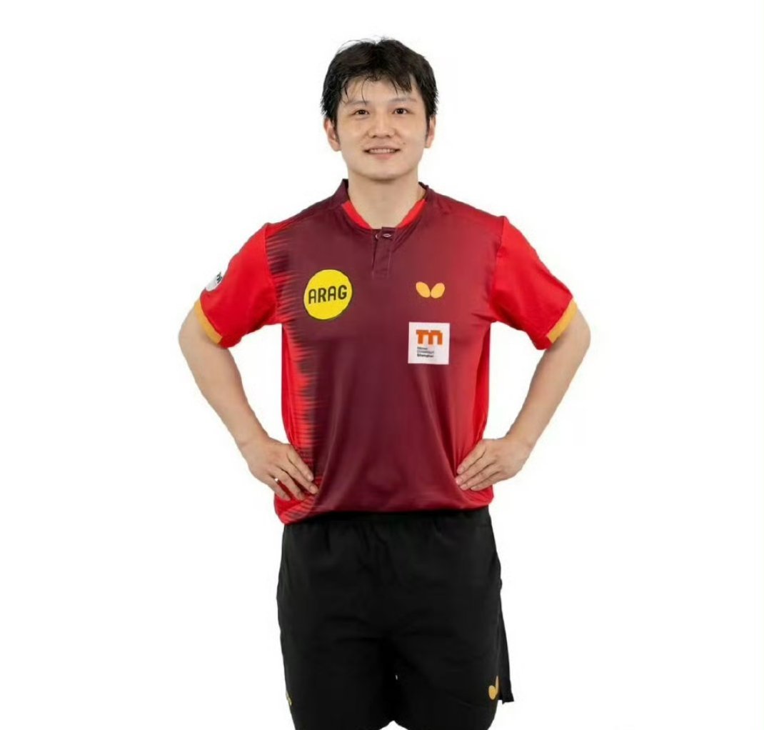 樊振东的自我介绍东哥低调的自我介绍我是樊振东，29岁，右手横板，进攻型打法。热爱