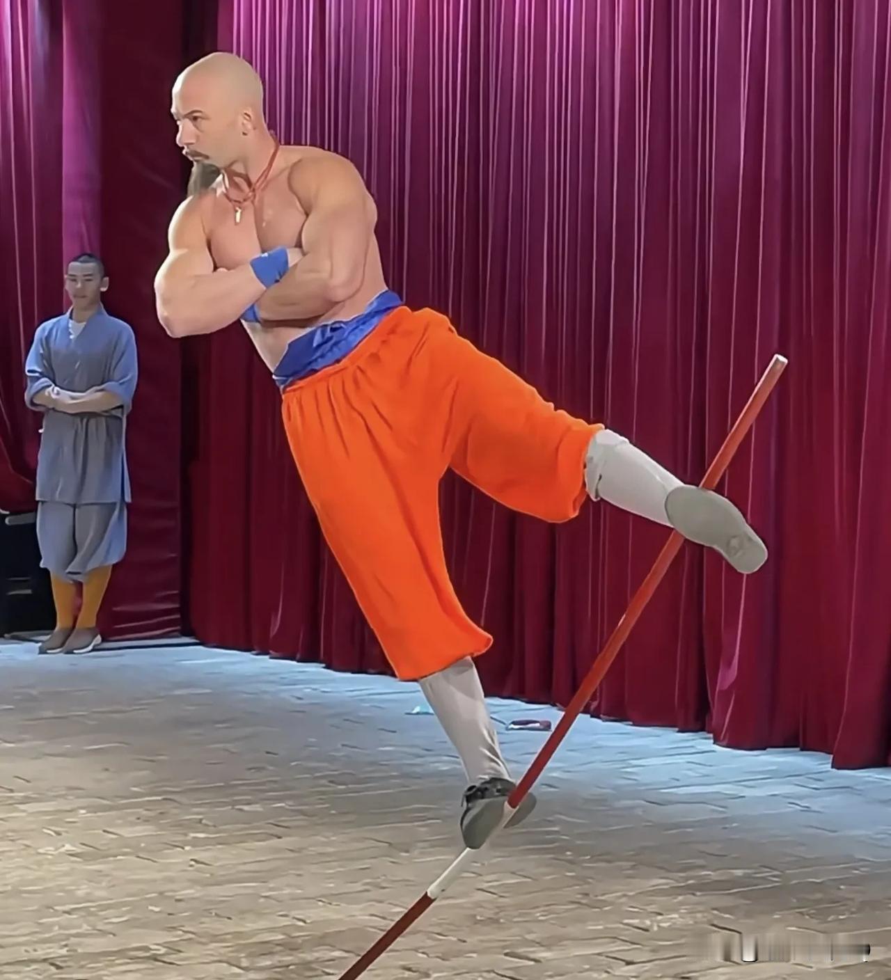 少林武僧表演精彩绝技，但是身份是外国人，惹得很多二货不满意了，纷纷大骂少林功夫不
