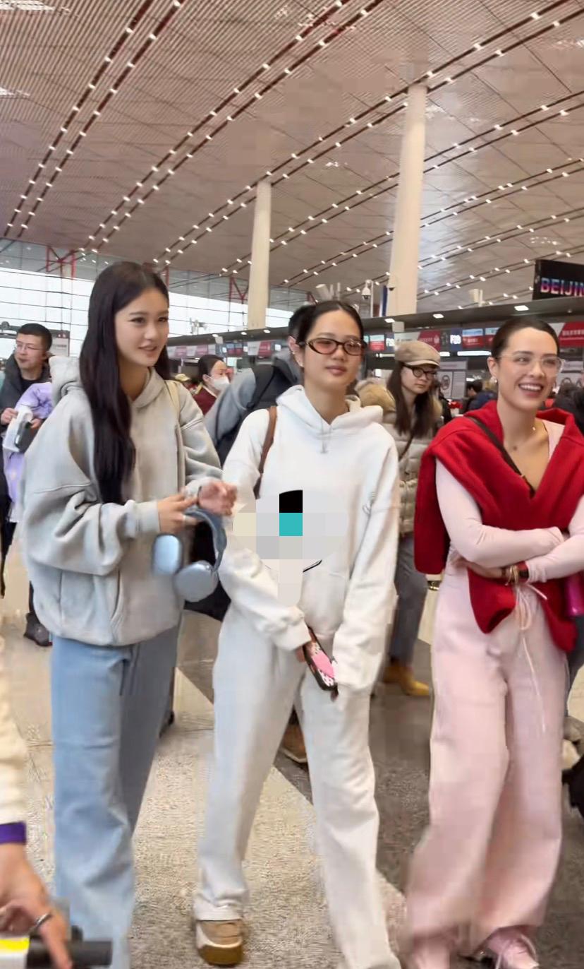 钟丽缇的三个女儿同框出现在机场，虽然都很漂亮，可是我觉得还是考拉最漂亮，你们觉得