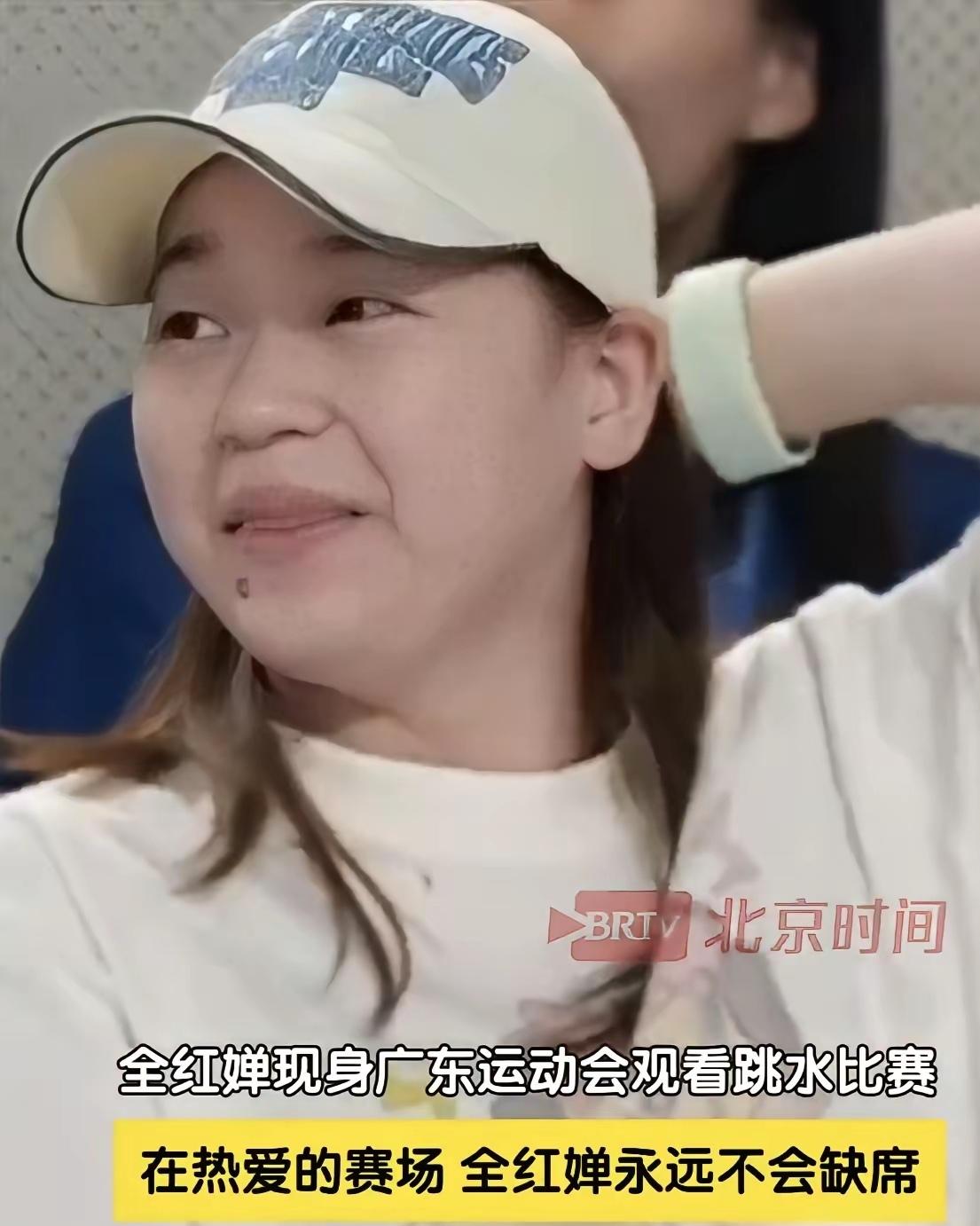 教练何威仪再三告诫宝子，作为看客要懂得赛场规矩[ok]观众送给参赛运动员的娃娃，