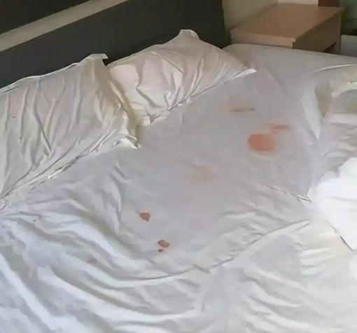 西安一对情侣在酒店约会后床单留下血迹，次日二人匆忙退房。保洁图省事未更换床品，下