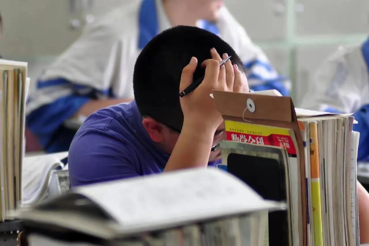 家里初中生的谁懂呀！
早上7点半进学校，晚上6点半放学，八门课的家庭作业写到11