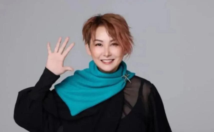 汤宝如清远演唱会在清远市体育馆开唱！现场人山人海，很多人感叹，以前的明星真的是靠