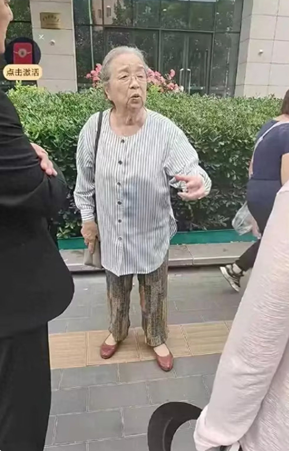90岁的李明启在北京一公园被偶遇，被喊容嬷嬷！