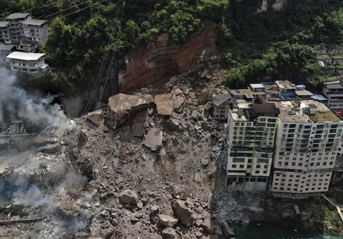 滑坡前、滑坡后对比图重庆彭水山体崩塌已致8死