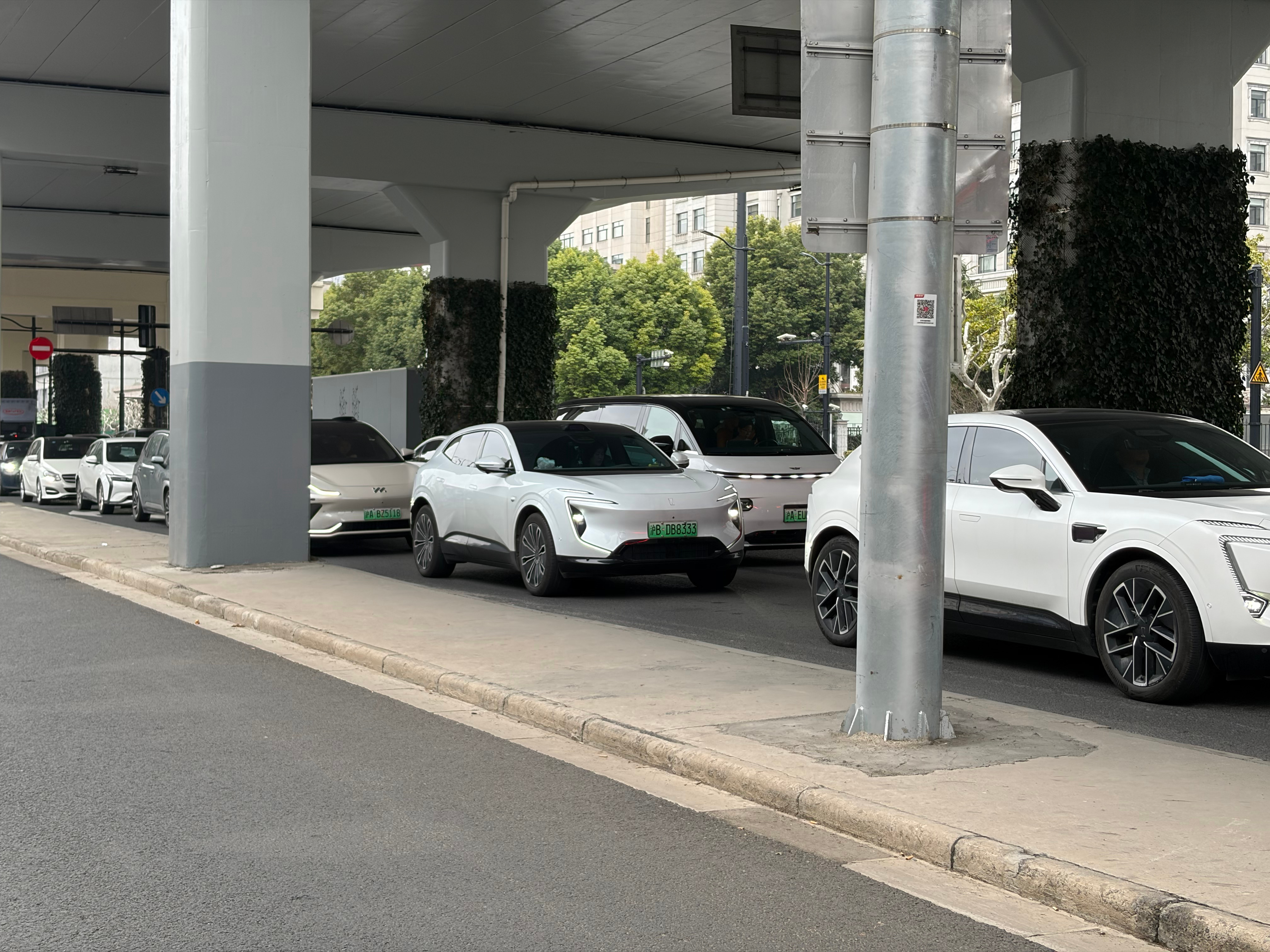 头回在马路上见L380，这个车是真大而且只有纯电版本，续航最高可以到800多公里