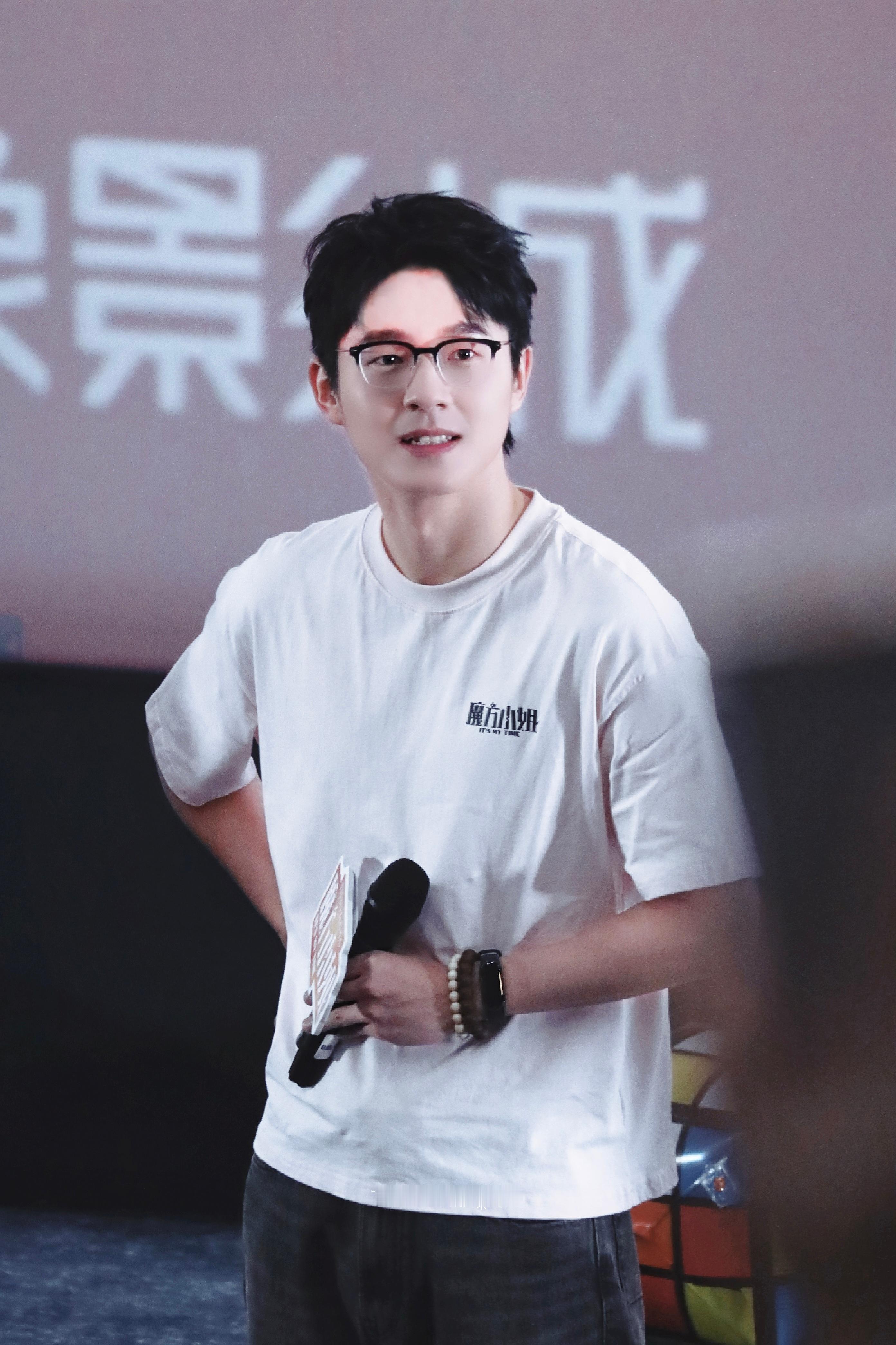 愿死亡灯光远离所有路演👊🏻👊🏻👊🏻天知道拍的时候看到这该死的红灯光照