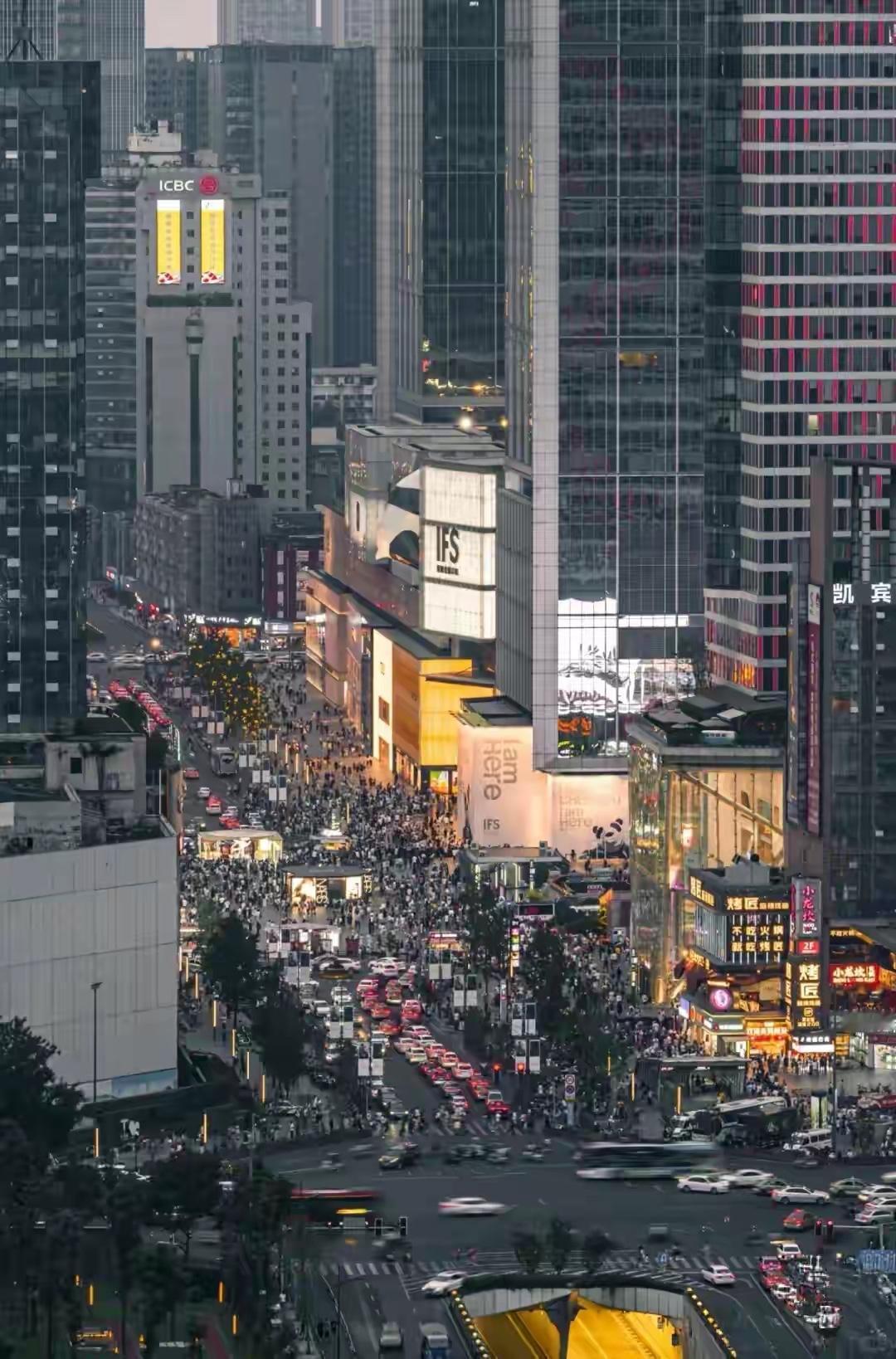 和省政府参事室的朋友聊天，谈到区域发展，他说未来中西部地区，成都肯定会遥遥领先，