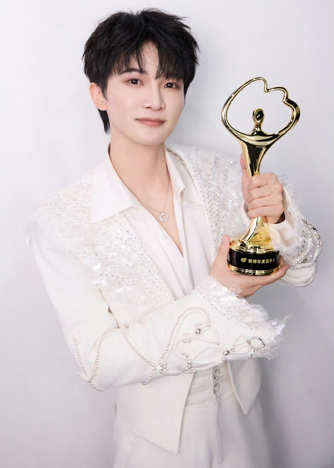 周深周深就这样坐到盛典最后一秒 内场空空，周深依旧坐得挺直镜头直怼，周深一直保持