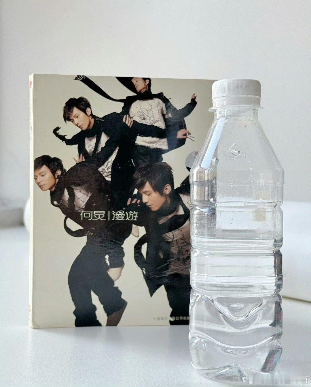 网友把何炅喝过的水保存了20年老粉还是真爱粉 