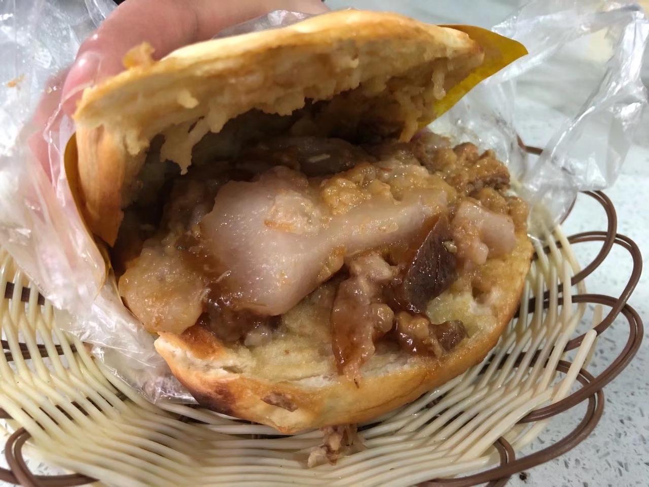 吃西安肉夹馍,大家喜欢加青椒吗?西安本地的传统的腊汁肉夹馍一般是不放青椒的，因为