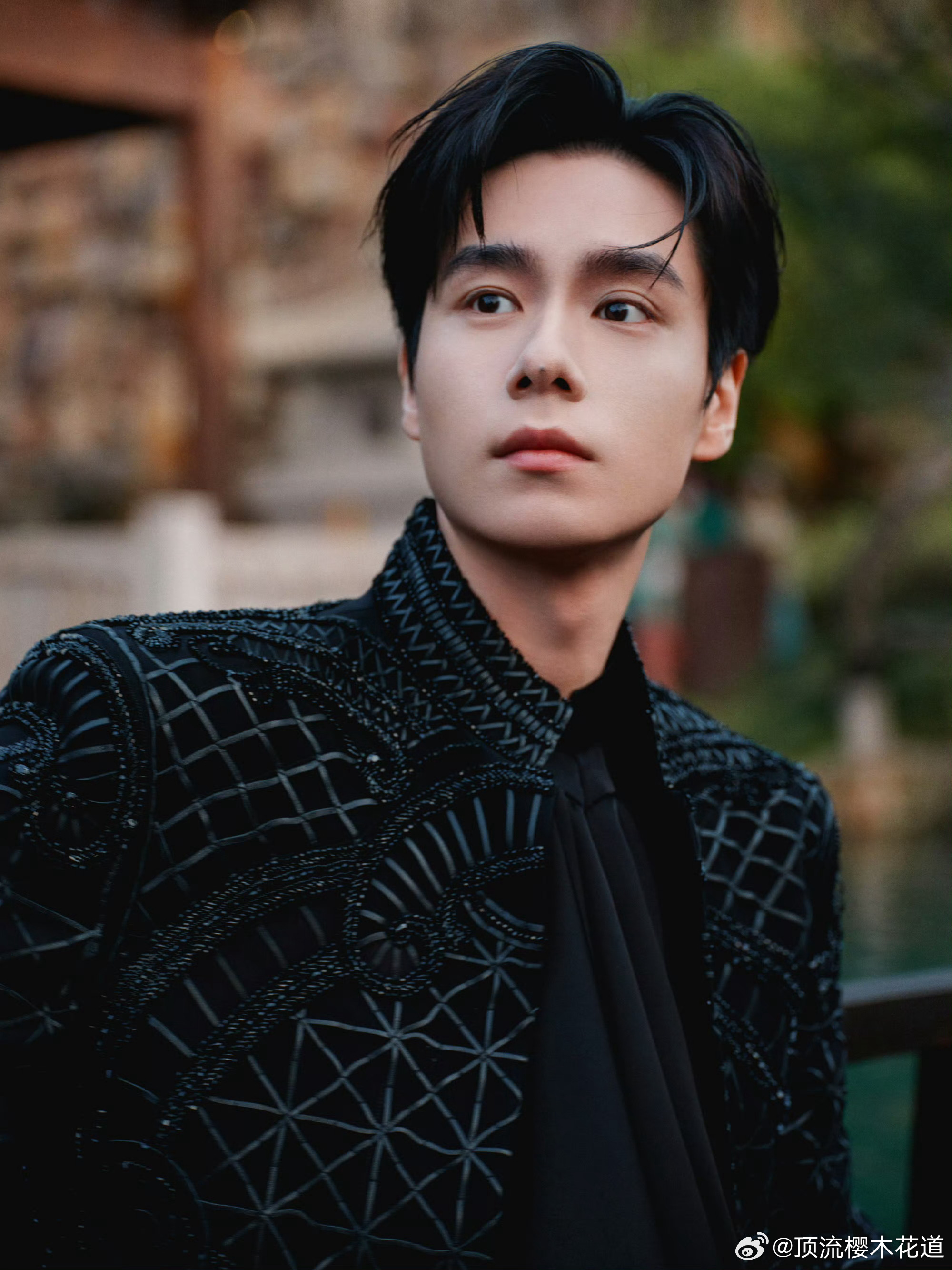 现在的小说男主身高要求越来越浮夸，一米八已经满足不了作者的要求了，动辄就是男主身