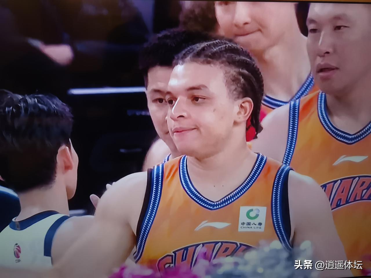 挡不住！上海久事97：81大胜广东东阳光！上海久事的主场球迷们打出了“挡不住”的