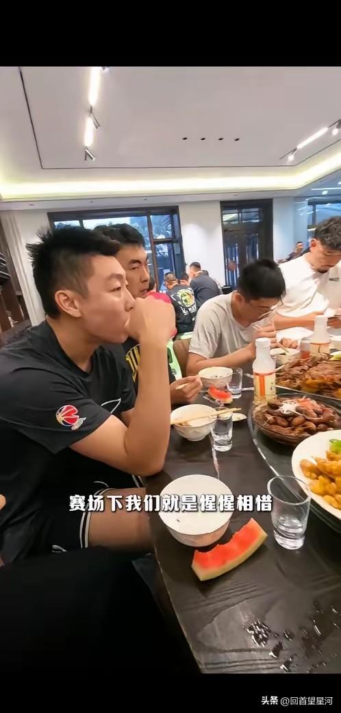 俞泽辰到了吉林队肯定是不会感到陌生的，吃饭时身边坐的都是辽宁队时的队友，只见俞泽